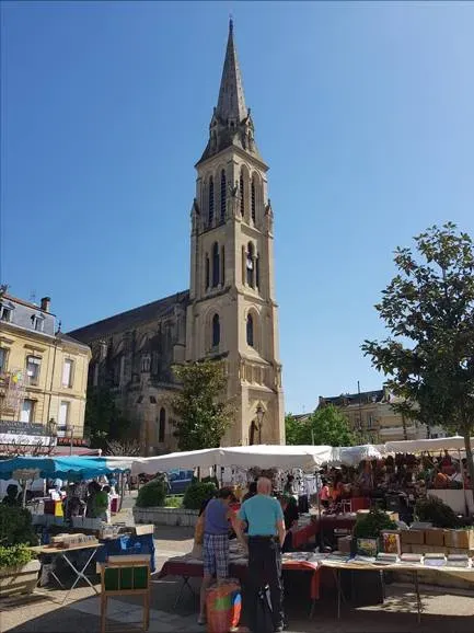 place de l'Eglise de Bergerac un jour de marchéwebp